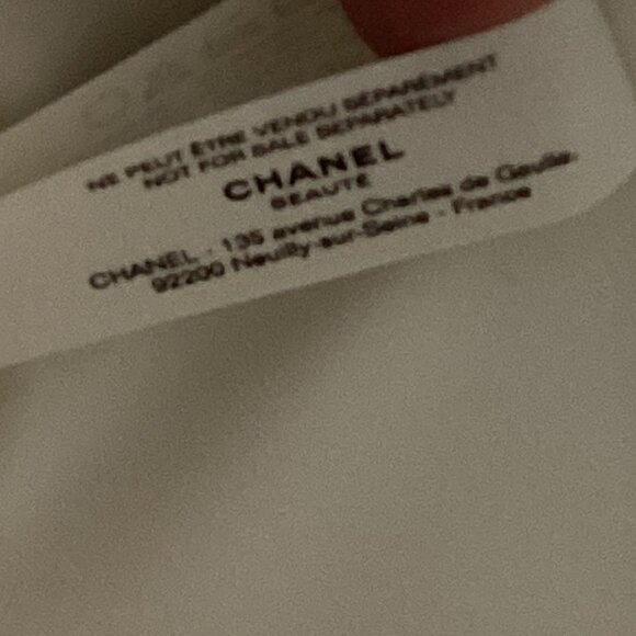 Chanel Holiday Makeup Bag - 2024 Snowflake Zipper - Picture 15 of 16